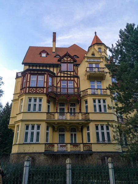Karlovy Vary, Çek Cumhuriyeti - 8 Mart 2021 Karlovy Vary, bireysel konut, villa, daire, kulübe