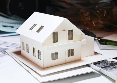 Kağıttan ve kalın kartondan yapılmış bireysel bir evin tasarımı