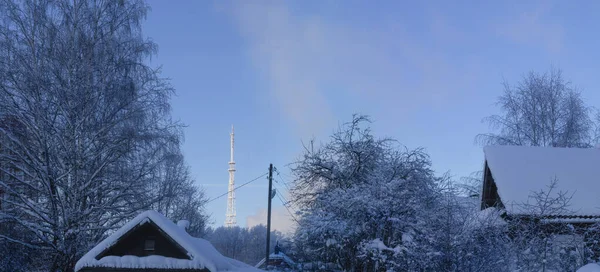 Dia Inverno Geada Pequena Cidade Uma Vista Torre Velhas Casas — Fotografia de Stock