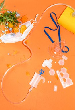 Nebulizör, tıbbi solüsyon ve haplar, koruyucu maskeli çiçekler. Sezon polen alerjisi kavramı ve hey ateş.