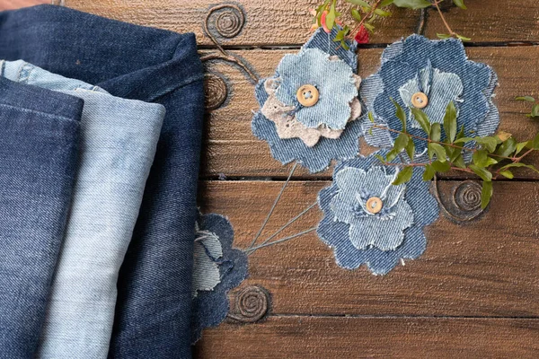 Fiori Dalla Vecchia Decorazione Jeans Della Scatola Sfondo Multifocalizzato Con — Foto Stock