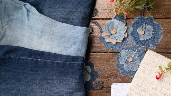 Fiori Dalla Vecchia Decorazione Jeans Della Scatola Sfondo Multifocalizzato Con — Foto Stock