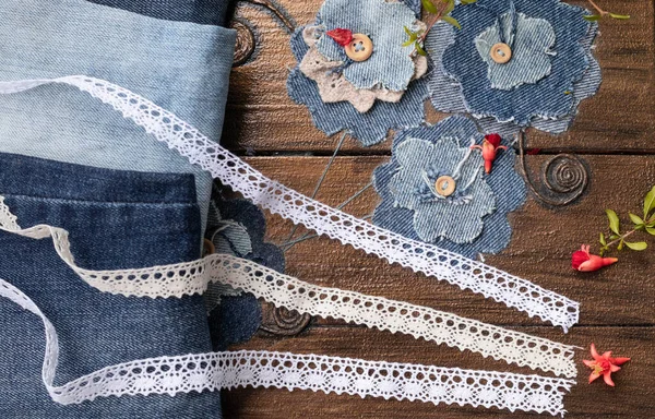 Fiori Vecchi Jeans Decorazione Della Scatola Sfondo Multifocalizzato Con Fiori — Foto Stock