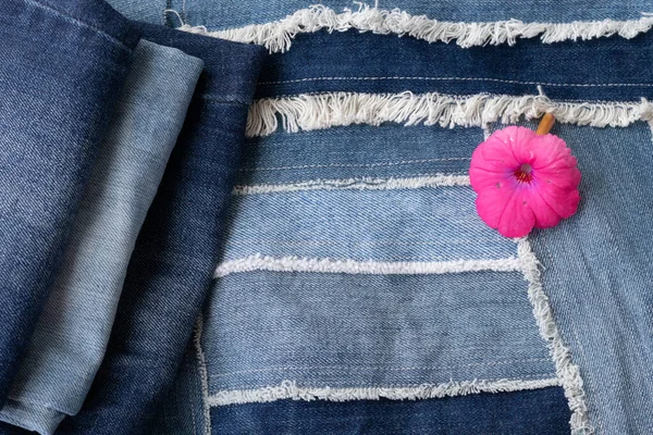 Jeans Vecchi Pronti All Upcycling Fantasia Realizzati Con Vecchi Pezzi — Foto Stock