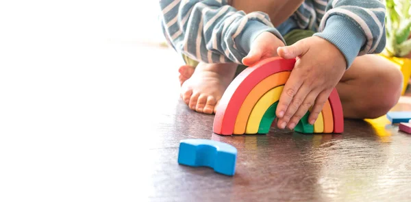 Ragazzo Gioca Con Cubi Sfocati Imparare Bambini Casa — Foto Stock