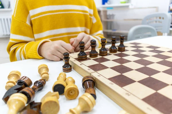 Escola De Xadrez. Xadrez Concentrado De Jogar. Miúdo Jogando Tabuleiro Na  Sala De Aula. Foto de Stock - Imagem de gênio, infância: 267501250