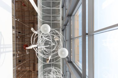 Geometrik desenli ve yuvarlak avizeli bir kafede tavan. En üst konsepte bak..