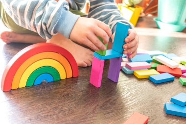 Çocuk küplerle oynuyor. Defoktus. Evde çocuk eğitimi.