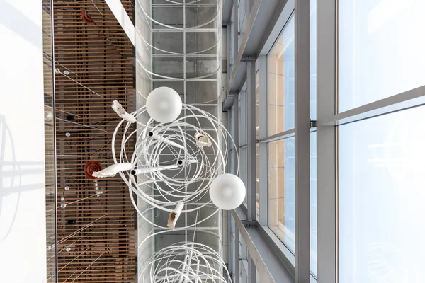 Geometrik desenli ve yuvarlak avizeli bir kafede tavan. En üst konsepte bak..