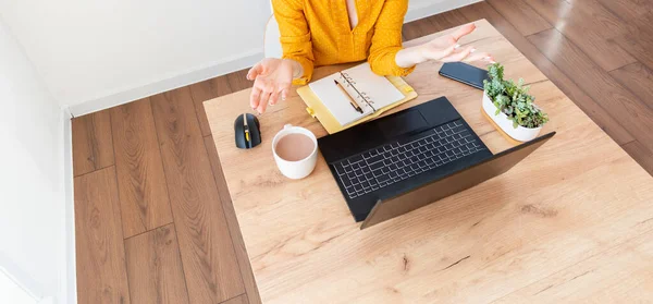 Defocus Young Woman Teaches English Online Internet Using Computer Female — Stock Photo, Image