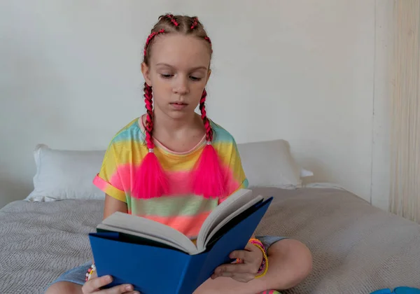소녀는 침대에 집안에서 읽었다 교육은 학교에서 가르치는 과정이다 — 스톡 사진