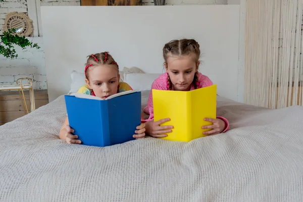 친구들은 침대에서 읽는다 교육은 학교에서 가르치는 과정이다 — 스톡 사진