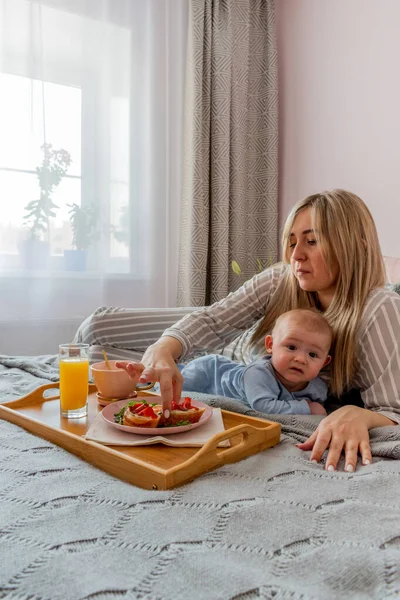 Jeune Femme Confortable Pyjama Gris Avec Bébé Prendre Petit Déjeuner — Photo