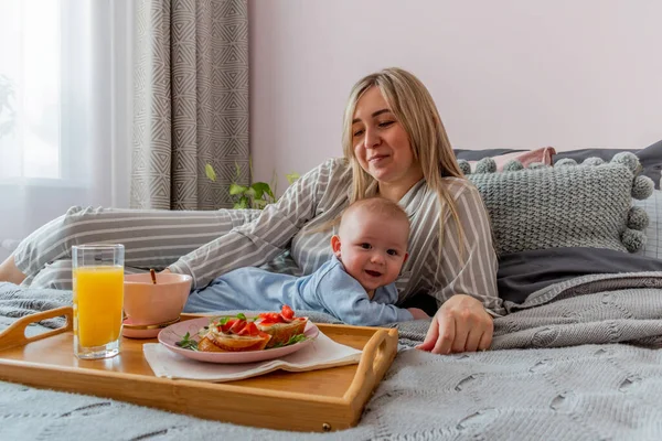 Jeune Femme Confortable Pyjama Gris Avec Bébé Prendre Petit Déjeuner — Photo