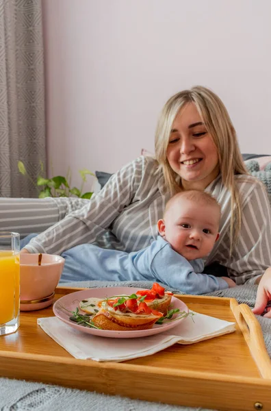 Jeune Femme Confortable Pyjama Gris Avec Bébé Prendre Petit Déjeuner — Photo