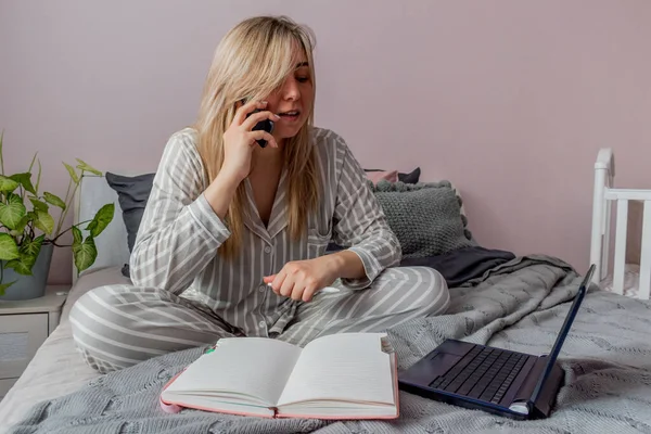 Jeune Femme Pyjama Gris Confortable Travaille Sur Ordinateur Parle Téléphone — Photo