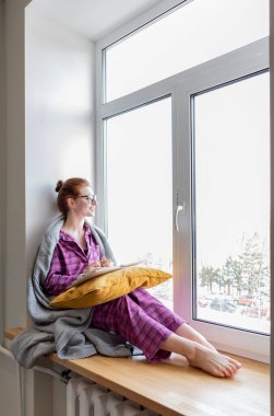 Genç kadın planlarını ve arzularını pembe defterine yazıyor. Kız pijamalarıyla pencere eşiğinde oturur ve Chek listesi yapar. Planlama kavramı