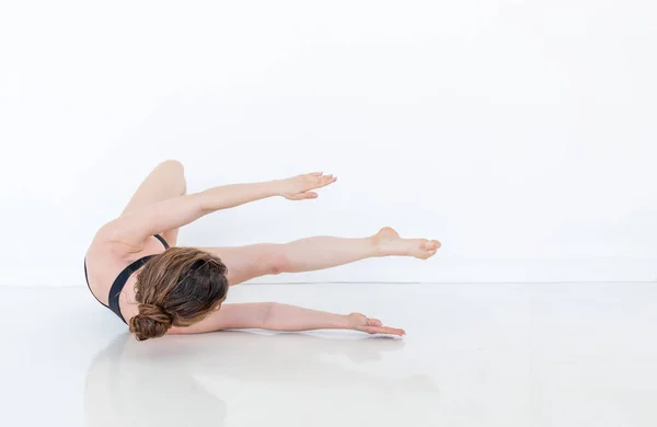Ung Rödhårig Kvinna Utövar Yoga Dos Med Ben Och Armar — Stockfoto