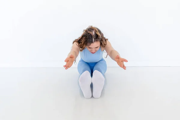 Ung Diverse Kvinna Övar Yoga Gör Body Stretching Motion Sitter — Stockfoto