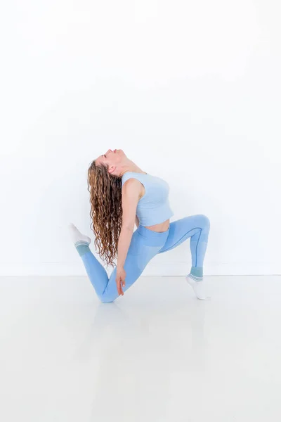 Ung Diverse Kvinna Övar Yoga Gör Body Stretching Motion Sitter — Stockfoto