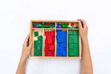 Montessori okulundaki kız öğrencilerin en iyi görüntüsü. Çocuklara öğretmek için matematiksel geometri kaynaklarını kullanma kavramı.