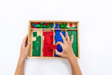 Montessori okulundaki kız öğrencilerin en iyi görüntüsü. Çocuklara öğretmek için matematiksel geometri kaynaklarını kullanma kavramı.
