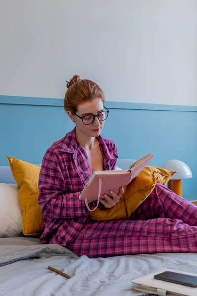 Genç kadın planlarını ve arzularını pembe defterine yazıyor. Kız pijamalarıyla yatağa oturur ve Chek listesi yapar. Planlama kavramı