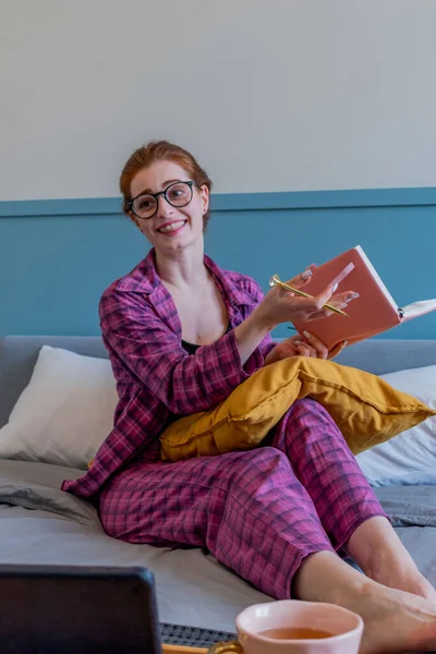 Genç kadın planlarını ve arzularını pembe defterine yazıyor. Kız pijamalarıyla yatağa oturur ve Chek listesi yapar. Planlama kavramı