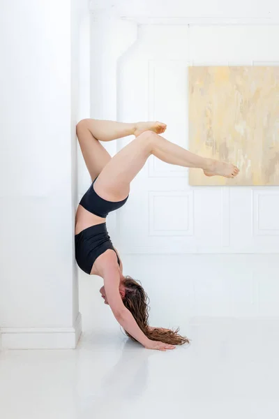 Beautiful Sporty Young Woman Working White Brick Wall Doing Handstand — Stock Photo, Image