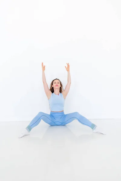 Ung Diverse Kvinna Övar Yoga Gör Body Stretching Motion Sitter — Stockfoto