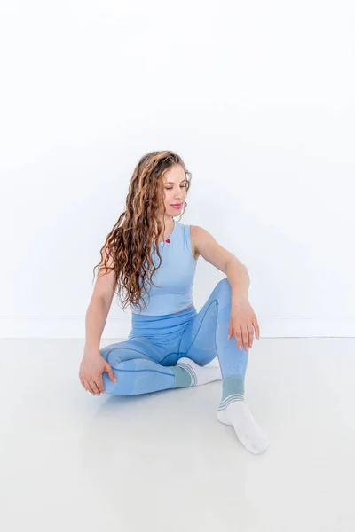Ung Diverse Kvinna Övar Yoga Gör Body Stretching Motion Sitter — Stockfoto