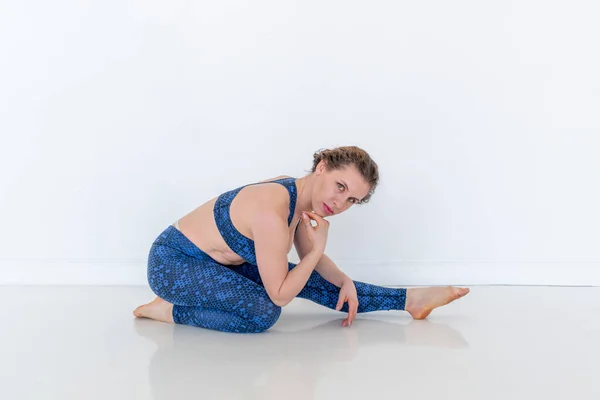 Ung Diverse Kvinna Övar Yoga Gör Body Stretching Motion Sitter — Stockfoto