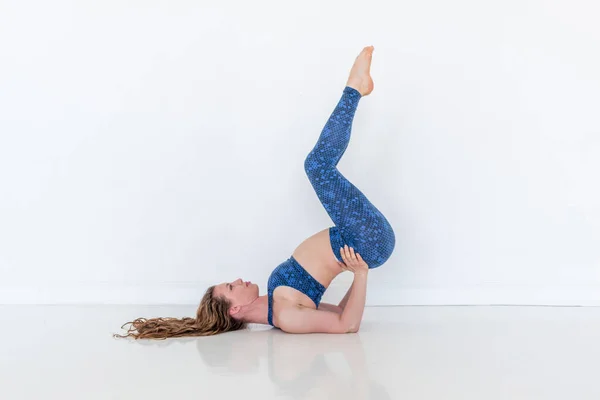 Diverse Young Woman Practices Yoga Doing Pincha Mayurasana Exercise Handstand — Stock Photo, Image
