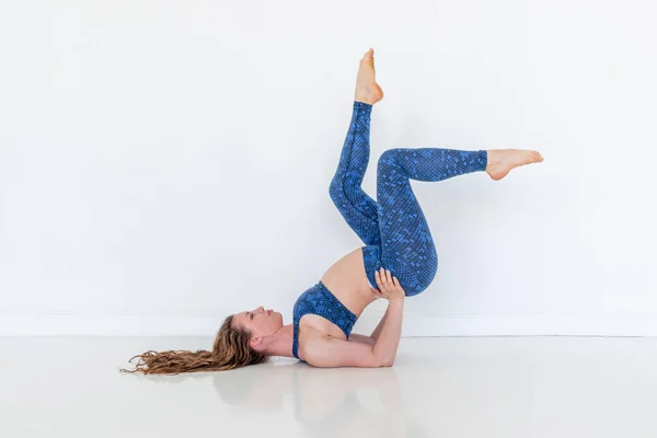 多样化的年轻女子练习瑜伽 做皮查 马约拉萨纳运动 手倒立姿势白色的工作室阁楼 复制空间 — 图库照片