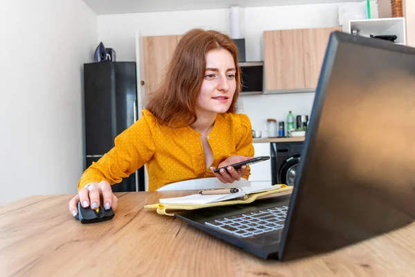 Genç Kadını Bilgisayarı Kullanıyor Telefonla Konuşuyor Dişi Kız Bir Dizüstü — Stok fotoğraf