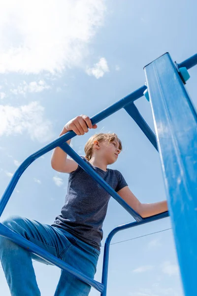 Junges Mädchen Klettert Die Stange Auf Dem Spielplatz Hoch Kindersportkonzept — Stockfoto