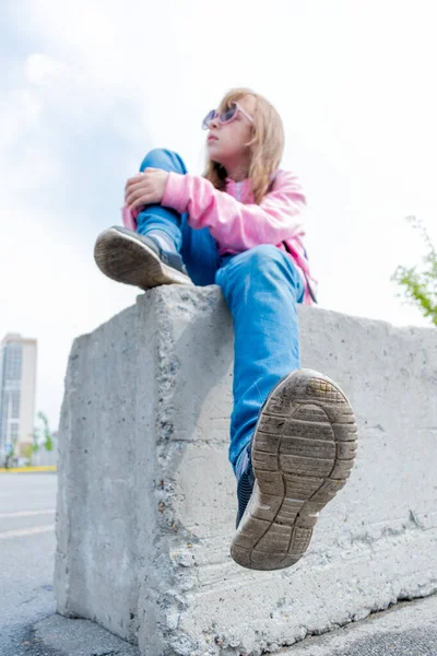 Ung Flicka Jeans Och Rosa Tröja Sitter Sten Gatan Konceptet — Stockfoto