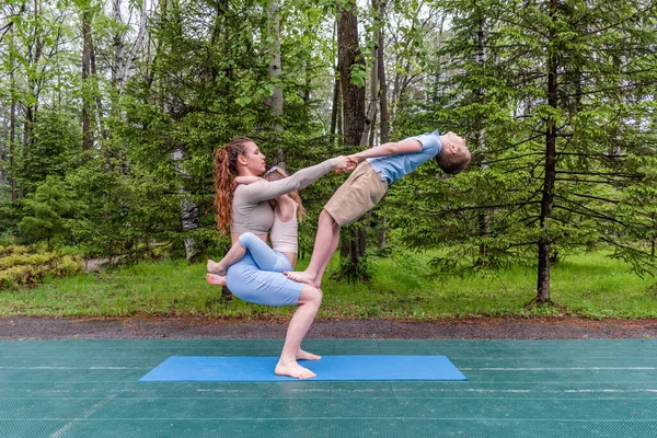 Mother Daughter Son Doing Yoga Grass Park Daytime People Having — Stock Photo, Image