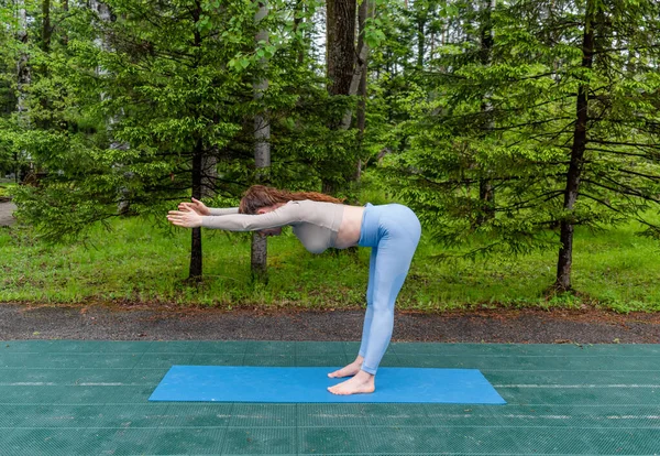 Ehrliche Rothaarige Frau Beim Yoga Park Sportbekleidung Und Yogamatte Wellness — Stockfoto
