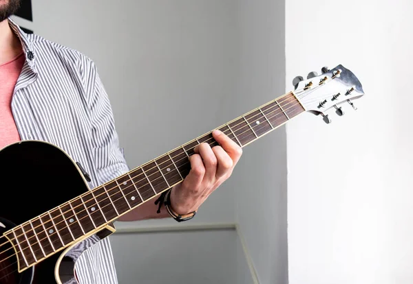 Mannelijke Muzikant Speelt Muziek Houten Akoestische Gitaar Vangt Akkoorden Met — Stockfoto