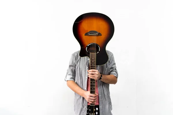 셔츠를 남자가 배경으로 어쿠스틱 기타를 음악가가서 주황색 머리를 숨긴다 — 스톡 사진