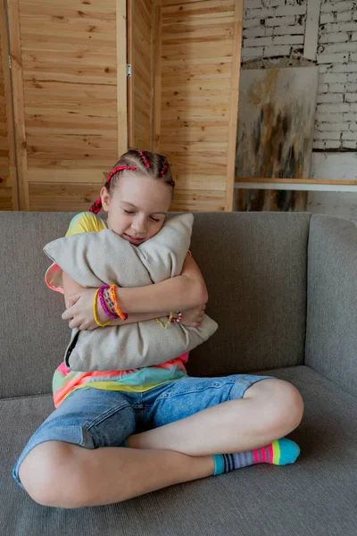 Adolescente Pasa Tiempo Sofá Casa Abrazando Una Almohada Concepto Bienestar —  Fotos de Stock