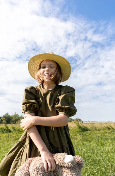 Chica Vestido Lino Sombrero Paja Ríe Campo Flores Cesta Mimbre — Foto de Stock