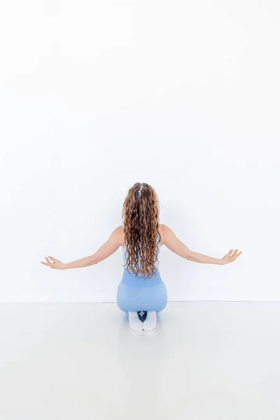 Joven Mujer Atractiva Diversa Practicando Yoga Sentada Con Espalda Vuelta — Foto de Stock