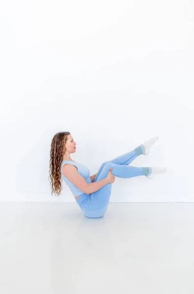 Giovane Donna Diversa Pratica Yoga Mentre Seduto Sul Pavimento Tiene — Foto Stock