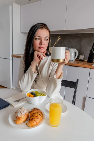 Jovem Mulher Com Cabelo Preto Roupão Branco Senta Cadeira Cozinha — Fotografia de Stock