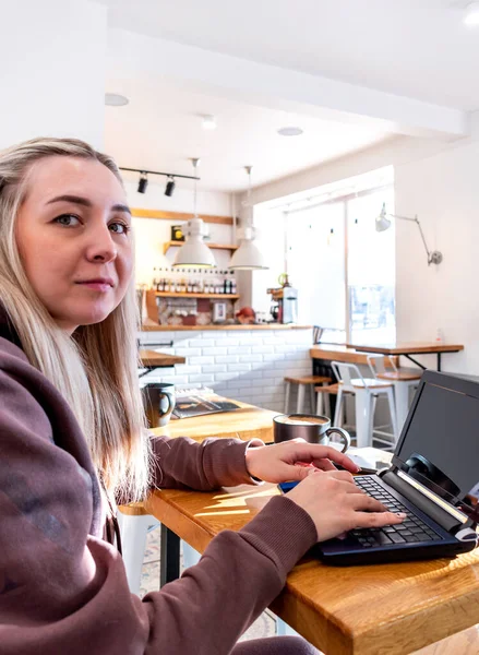 Rahat Eşofmanlı Genç Bir Kadın Bilgisayarda Çalışıyor Kadını Sosyal Mesafeyi — Stok fotoğraf