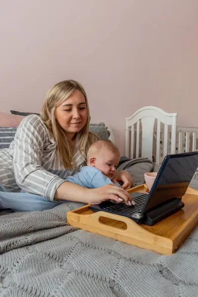 Jeune Femme Vêtements Confortables Maison Travaillent Ordinateur Portable Avec Bébé — Photo