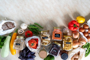 Çevre dostu mağazalar paketlenmiş ağ torbaları ve cam kavanozlar. Sıfır atık. Bedava plastik konsept. Üst Manzara. Düz yatıyordu. Boşluğu kopyala.