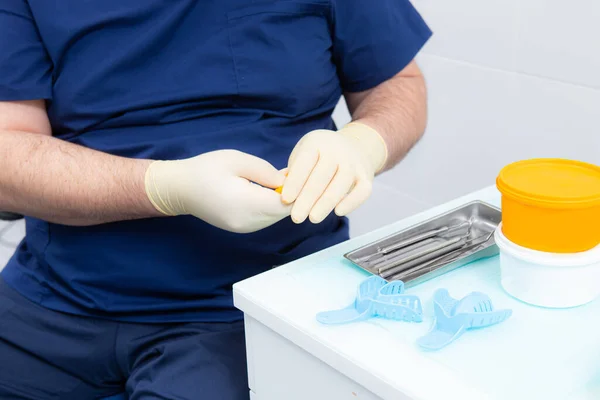 Odontología. La prótesis funciona. El dentista hace un blanco para la impresión de la dentadura postiza de la mandíbula y los dientes. — Foto de Stock